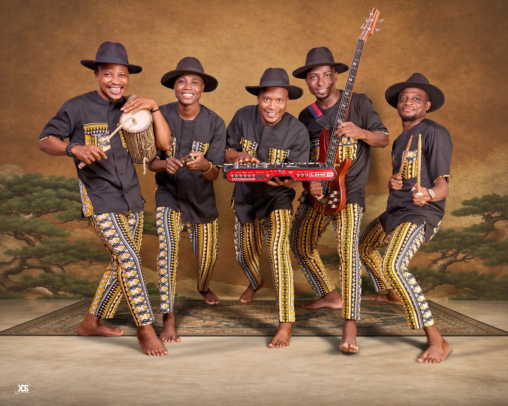 DIVINE SOUND en formation, instruments en main, sur scène