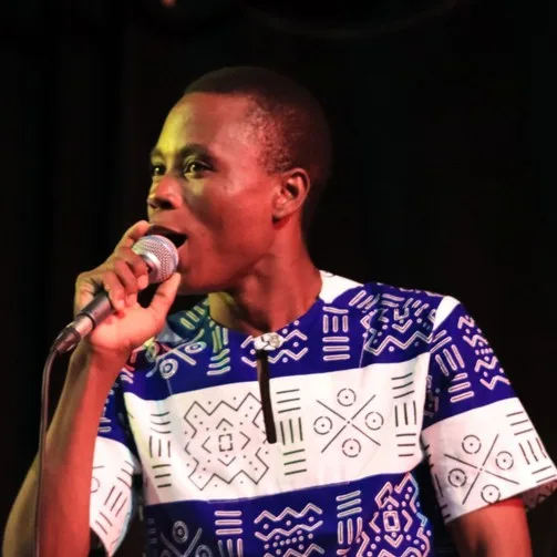 Franck HOUENOU, « Francky Voice », au chant sur scène